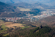 Annweiler am Trifels dans le département Rhénanie-Palatinat, Allemagne du point de vue du drone