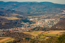 Annweiler am Trifels dans le département Rhénanie-Palatinat, Allemagne vu d'un drone