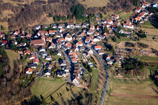 Vue aérienne de Champs agricoles et surfaces utilisables à Niederschlettenbach dans le département Rhénanie-Palatinat, Allemagne