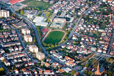 Vue aérienne de Terrains de sport au centre scolaire à le quartier Linkenheim in Linkenheim-Hochstetten dans le département Bade-Wurtemberg, Allemagne
