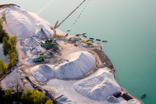 Vue aérienne de Terrain et zones de déchets de la mine à ciel ouvert de gravier de Wolf Kieswerk - Travaux de gravier et transports de Markus Wolf dans le district de Hardtwald à Leimersheim dans le département Rhénanie-Palatinat, Allemagne