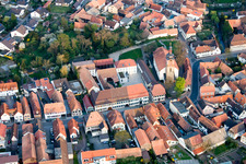 Église paroissiale Saint-Michel à Rheinzabern dans le département Rhénanie-Palatinat, Allemagne hors des airs