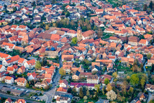 Vue aérienne de Mühlgasse jusqu'à l'église paroissiale Saint-Michel à Rheinzabern dans le département Rhénanie-Palatinat, Allemagne