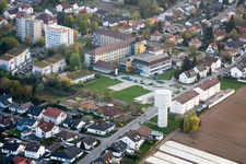 Vue aérienne de Clinique Asklepius derrière le château d'eau à Kandel dans le département Rhénanie-Palatinat, Allemagne