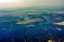 Vue aérienne de Village du sud-est à le quartier Waldrennach in Neuenbürg dans le département Bade-Wurtemberg, Allemagne