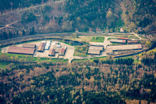Vue aérienne de Zone industrielle Rotenbach avec Herbsreith et Fox ainsi qu'Albert Weber GmbH à le quartier Rotenbach in Neuenbürg dans le département Bade-Wurtemberg, Allemagne