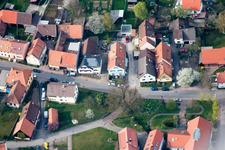 Longue rue à le quartier Schluttenbach in Ettlingen dans le département Bade-Wurtemberg, Allemagne vue d'en haut