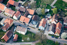 Longue rue à le quartier Schluttenbach in Ettlingen dans le département Bade-Wurtemberg, Allemagne depuis l'avion