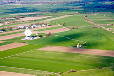 Vue aérienne de Station terrestre Raisting et Centre aérospatial allemand (DLR) Weilheim à Raisting dans le département Bavière, Allemagne
