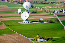 Vue aérienne de Miroirs paraboliques des antennes paraboliques de la station terrestre Raisting sur Hofstätterweg à Raisting dans le département Bavière, Allemagne