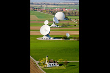 Photographie aérienne de Miroirs paraboliques des antennes paraboliques de la station terrestre Raisting sur Hofstätterweg à Raisting dans le département Bavière, Allemagne
