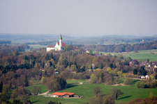 Vue aérienne de Complexe immobilier du monastère et de la brasserie de la Bergstrasse à le quartier Erling in Andechs dans le département Bavière, Allemagne