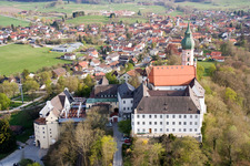 Vue aérienne de Monastère bénédictin Andechs, église et lieu de pèlerinage médiéval en position élevée, avec brasserie et jardin à bière à Andechs dans le département Bavière, Allemagne
