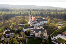 Vue aérienne de Monastère bénédictin Andechs, église et lieu de pèlerinage médiéval en position élevée, avec brasserie et jardin à bière à le quartier Erling in Andechs dans le département Bavière, Allemagne