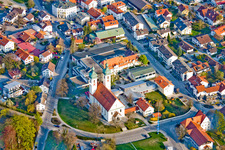Vue aérienne de Bâtiment de l'église Saint-Joseph au centre du village à Tutzing dans le département Bavière, Allemagne