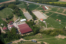 Vue d'oiseau de Haras de la Née à Neewiller-près-Lauterbourg dans le département Bas Rhin, France