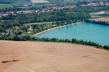 Vue aérienne de Espaces riverains sur la plage de sable de la piscine extérieure Aquapark Alsace à Lauterbourg dans le département Bas Rhin, France