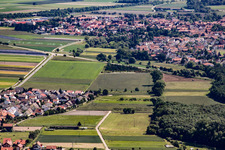 Vue aérienne de Erlenbach et Feldlachgraben à Hatzenbühl dans le département Rhénanie-Palatinat, Allemagne