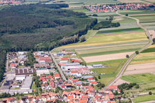 Nouvelle zone de développement à Tabakfeld à Hatzenbühl dans le département Rhénanie-Palatinat, Allemagne d'en haut