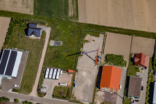 Zone industrielle de Geräutäcker vue de l'est à Hatzenbühl dans le département Rhénanie-Palatinat, Allemagne hors des airs