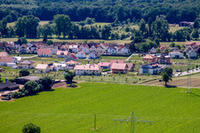 Sur la haute piste à Kandel dans le département Rhénanie-Palatinat, Allemagne vu d'un drone