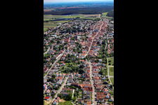 Vue aérienne de Saarstraße Hauptstraße Rheinstraße depuis l'ouest à Kandel dans le département Rhénanie-Palatinat, Allemagne