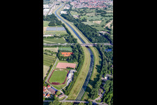 Vue aérienne de Zones riveraines du lit de la rivière Murg, renforcées par un barrage de protection contre les inondations à le quartier Niederbühl in Rastatt dans le département Bade-Wurtemberg, Allemagne