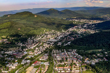 Vue aérienne de Rheinstrasse depuis le sud-ouest à le quartier Oos in Baden-Baden dans le département Bade-Wurtemberg, Allemagne
