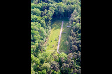 Vue aérienne de Aire d'entraînement du stand de tir du club de tir à l'arc dans une clairière à Kandel dans le département Rhénanie-Palatinat, Allemagne