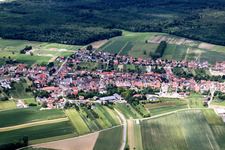 Vue aérienne de Niederlauterbach dans le département Bas Rhin, France