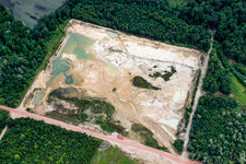 Vue aérienne de Terrain et zones de morts-terrains de la mine de gravier à ciel ouvert à Kesseldorf dans le département Bas Rhin, France