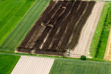 Vue aérienne de Tracteur épandant du fumier sur les champs agricoles à le quartier Wagshurst in Achern dans le département Bade-Wurtemberg, Allemagne