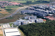 Enregistrement par drone de Immeubles de bureaux et commerciaux en forme d'étoile de SAP Deutschland SE & Co. KG à la lisière de la forêt à Walldorf dans le département Bade-Wurtemberg, Allemagne