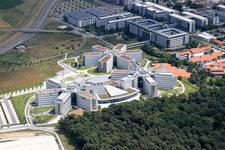 Image drone de Immeubles de bureaux et commerciaux en forme d'étoile de SAP Deutschland SE & Co. KG à la lisière de la forêt à Walldorf dans le département Bade-Wurtemberg, Allemagne