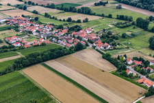 Vue aérienne de Vue du village depuis le nord-est à Hergersweiler dans le département Rhénanie-Palatinat, Allemagne