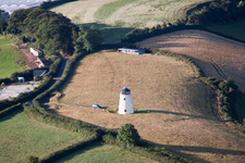 Vue aérienne de Moulin à vent historique utilisé comme maison de vacances au bord des champs cultivés à Wilborough à le quartier North Whilborough in Newton Abbot dans le département Angleterre, Vereinigtes Königreich