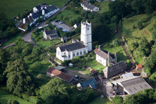 Vue aérienne de Bâtiment de l'église de la Sainte-Trinité à Torbryan, Newton Abbot à le quartier Torbryan in Newton Abbot dans le département Angleterre, Vereinigtes Königreich