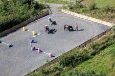 Vue aérienne de Terrain d'entraînement équestre et piste de compétition à Littlehempston à Totnes dans le département Angleterre, Vereinigtes Königreich