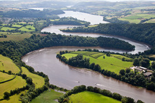 Vue aérienne de Zones bancaires le long de l'estuaire de la Dart en Kingswear à le quartier Kingswear in Dartmouth dans le département Angleterre, Vereinigtes Königreich