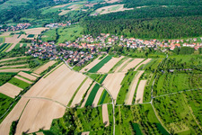 Vue aérienne de Vue sur le village à le quartier Niebelsbach in Keltern dans le département Bade-Wurtemberg, Allemagne