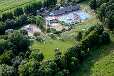Vue aérienne de Courbes et parcours circulaires du toboggan aquatique à la piscine de la piscine extérieure dans la piscine forestière Kandel à Kandel dans le département Rhénanie-Palatinat, Allemagne