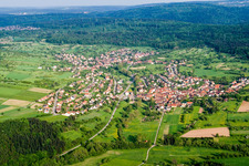 Vue aérienne de Du nord-ouest à le quartier Gräfenhausen in Birkenfeld dans le département Bade-Wurtemberg, Allemagne