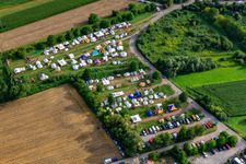 Fête médiévale à Jockgrim dans le département Rhénanie-Palatinat, Allemagne vue d'en haut