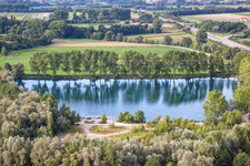 Vue aérienne de Zones de berges des étangs pour la pisciculture à Rheinzabern dans le département Rhénanie-Palatinat, Allemagne