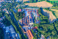Vue aérienne de F.v. Travaux de tuiles Müller à Eisenberg dans le département Rhénanie-Palatinat, Allemagne