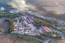 Vue aérienne de Zone industrielle et commerciale (Palatinat). Les entreprises locales sont Sibelco Deutschland GmbH et Wienerberger Dachziegelwerke. à Eisenberg dans le département Rhénanie-Palatinat, Allemagne
