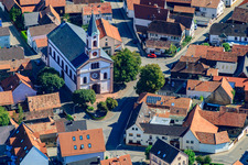Vue aérienne de Église Neupotz sur la rue principale à Neupotz dans le département Rhénanie-Palatinat, Allemagne