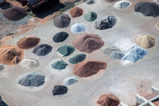 Vue aérienne de Pile de gravier de jardin coloré dans l'entrepôt de Badische Terrazzo Handelsgesellschaft mbH à le quartier Neudorf in Graben-Neudorf dans le département Bade-Wurtemberg, Allemagne
