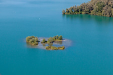 Vue aérienne de Îlot dans le lac de baignade Giesen à le quartier Liedolsheim in Dettenheim dans le département Bade-Wurtemberg, Allemagne