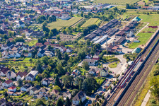 Vue aérienne de Plan des voies et bâtiment de la gare de la Deutsche Bahn à Appenweier dans le département Bade-Wurtemberg, Allemagne